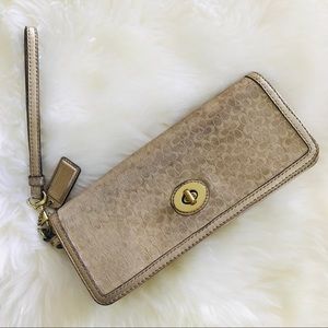 COACH wristlet clutch 💕